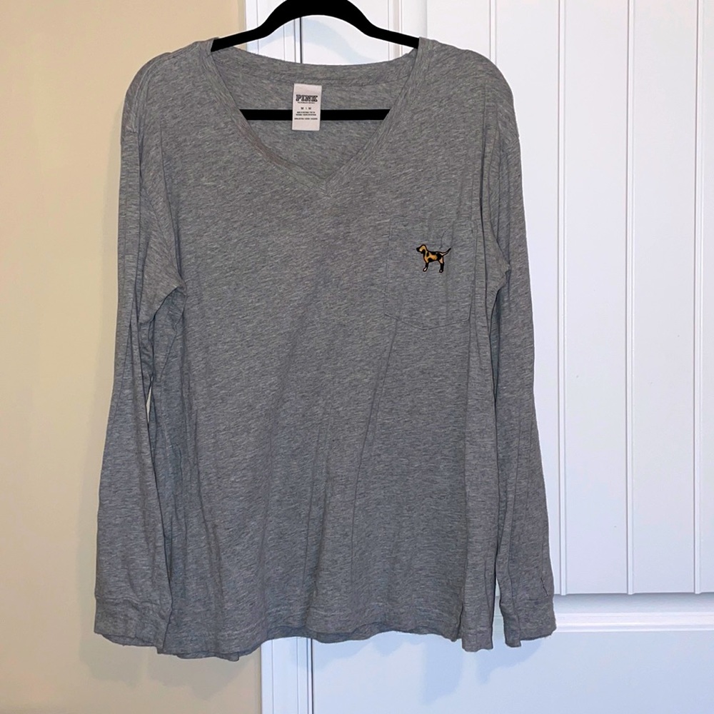 VS Pink leopard and gray shirt🐆🤍